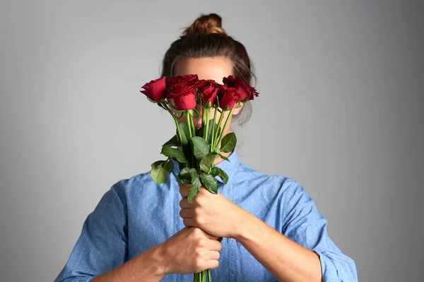 Escolhi Isto Para Estúdio Tiro Homem Irreconhecível Segurando Flores Contra — Fotografia de Stock
