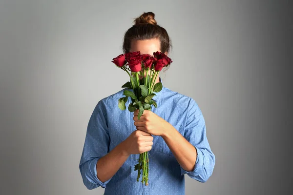 Admirador Secreto Estudio Hombre Irreconocible Sosteniendo Flores Sobre Fondo Gris —  Fotos de Stock