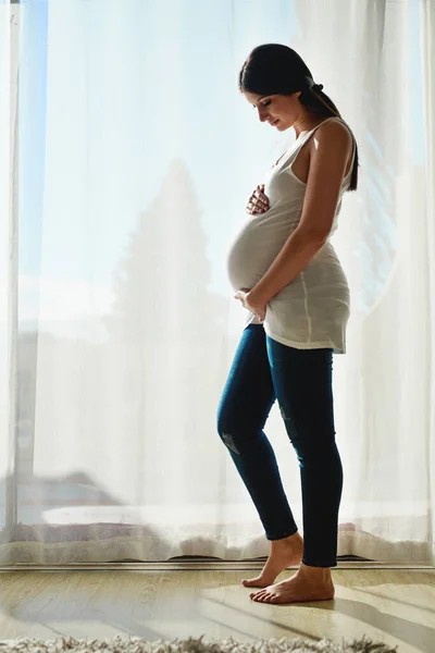 Haar Uitgerekende Datum Komt Dichterbij Een Zwangere Vrouw Cradling Haar — Stockfoto
