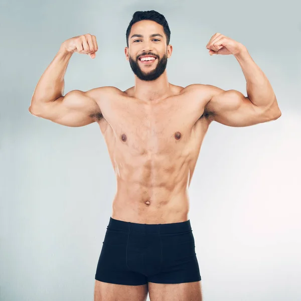 Fitness Biceps Człowiek Napinający Ramiona Tle Pracowni Wzrostem Rozwojem Mięśni — Zdjęcie stockowe