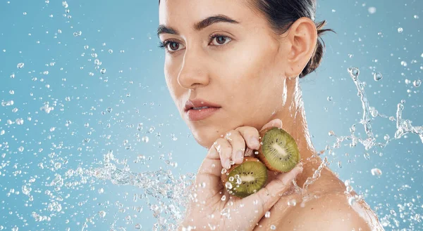 Kecantikan Air Dan Kiwi Dengan Model Wanita Berpose Studio Dengan — Stok Foto