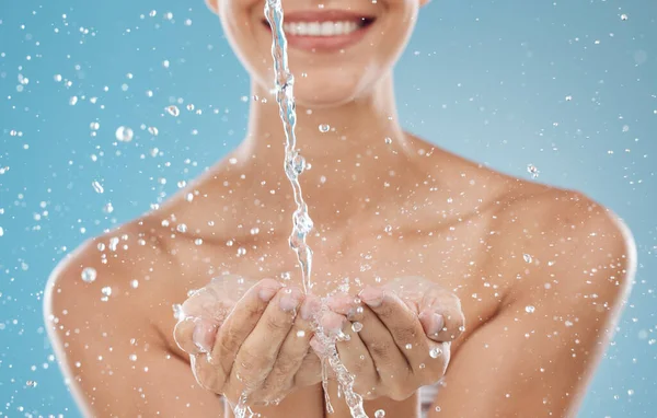 Skincare Acqua Mani Fondo Blu Studio Idratazione Rinfrescante Pulizia Del — Foto Stock