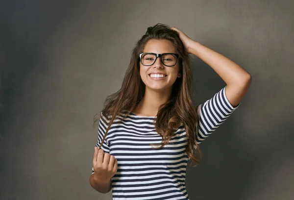 Признай Студийный Снимок Привлекательной Молодой Женщины Очках — стоковое фото