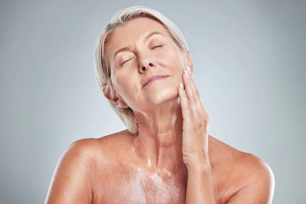 Mujer Mayor Relajarse Belleza Cuidado Piel Para Cosméticos Crema Hidratante — Foto de Stock