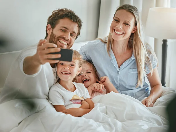 Selfie Telefoniczne Rodzina Relaks Łóżku Razem Łączenia Uśmiechając Się Fotografii — Zdjęcie stockowe