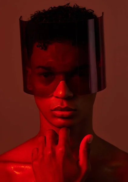 Kızıl Gelecek Gecesi Stüdyoda Siyah Adam Portresi Fütürist Punk Gözlükleri — Stok fotoğraf