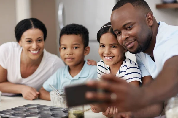 Ensinar Nossos Filhos Fazer Selfie Uma Jovem Família Tirando Uma — Fotografia de Stock