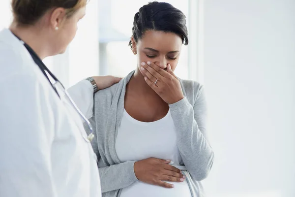Jak Cítíš Sebevědomá Doktorka Která Snaží Utěšit Těhotnou Pacientku Tísni — Stock fotografie