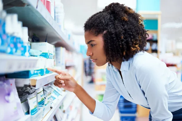 Looks Could Clear Symptoms Young Woman Looking Products Pharmacy — Stock Photo, Image
