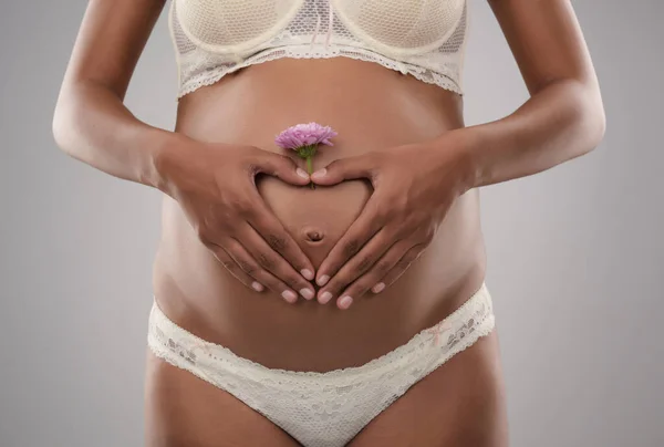 Mielőtt Megszületsz Szívem Mélyén Hordozlak Stúdió Felvétel Egy Felismerhetetlen Terhes — Stock Fotó
