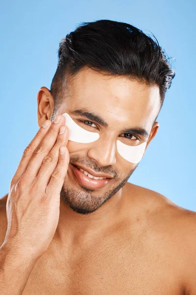 眼科护理和用于皮肤护理的棉片 用于健康的有机面部或健康护理 身体护理或清洁皮肤 肖像画 印度男性或自然美用于防皱 去除黑眼圈或面部光泽 — 图库照片
