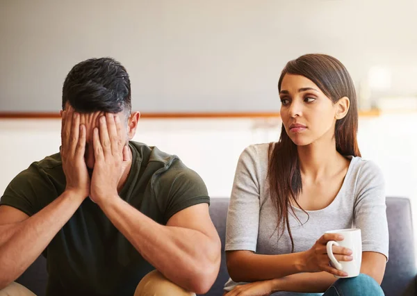 Deras Känslor Neddragna Ett Ungt Par Som Har Relationsproblem Hemma — Stockfoto