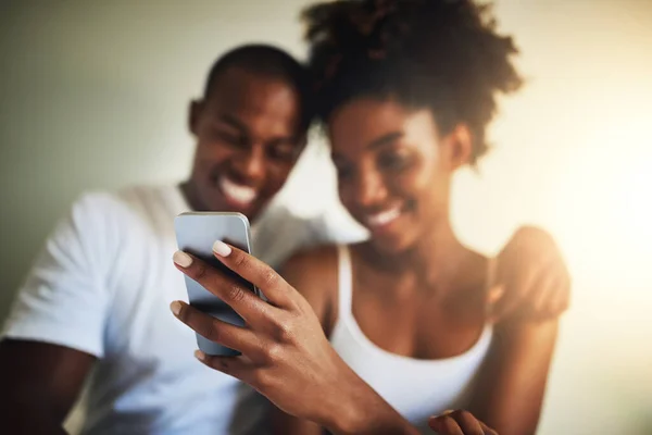 Acordámos Assim Retrato Jovem Casal Feliz Usando Telefone Celular Juntos — Fotografia de Stock