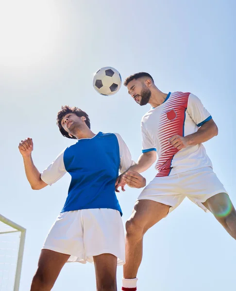 Futebol Esporte Fitness Homens Com Jogo Bola Futebol Rival Salto — Fotografia de Stock