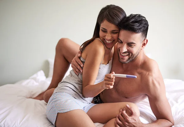 Wszystko Czego Chcieliśmy Młoda Para Zachwycona Wynikami Testu Ciążowego Ich — Zdjęcie stockowe
