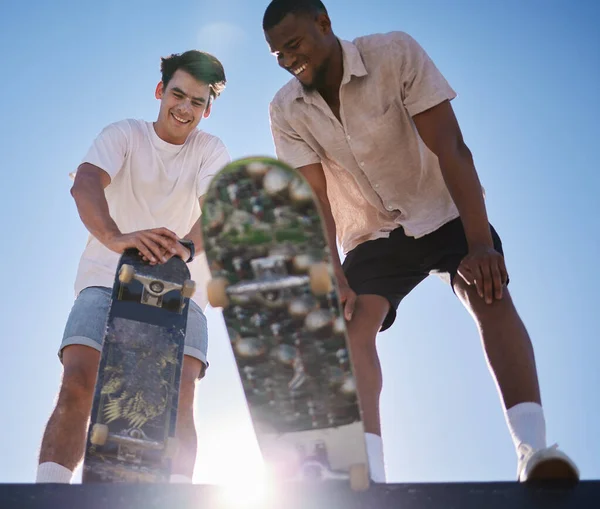 滑板人 朋友们在夏天带着镜头照明弹一起在滑板公园里笑着放松 黑人男子 朋友和滑板 运动快乐 而在城市的阳光和多样性中疲惫 — 图库照片