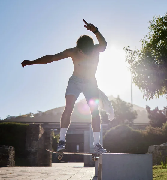 スケートボード ランプ 若い男が楽しい フィットネスやトレーニングのために屋外公園でトリックをやっています 都市の通りで自然の中で極端なスポーツスタントを行う冒険 自由と運動選手やスケーター — ストック写真