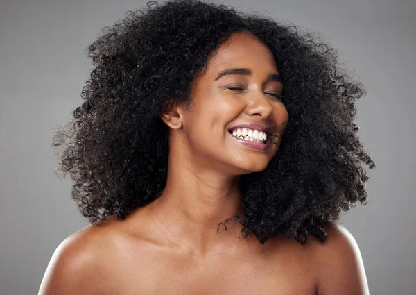 Mujer Negra Sonrisa Belleza Natural Modelo Con Cuidado Piel Bienestar — Foto de Stock