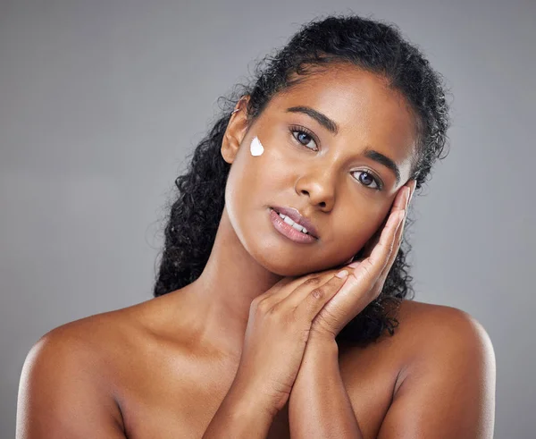 Svart Kvinna Skönhetskräm Och Hudvård Kosmetika Lotion Ansiktet Kvinnan För — Stockfoto