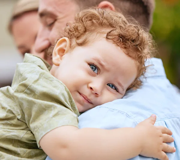 Bebé Amor Familia Con Niño Abrazando Padre Mientras Pasan Tiempo — Foto de Stock