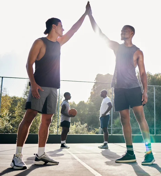 Kosárlabda Pacsi Csapatmunka Egy Sportoló Baráttal Ünneplés Közben Mint Győztes — Stock Fotó