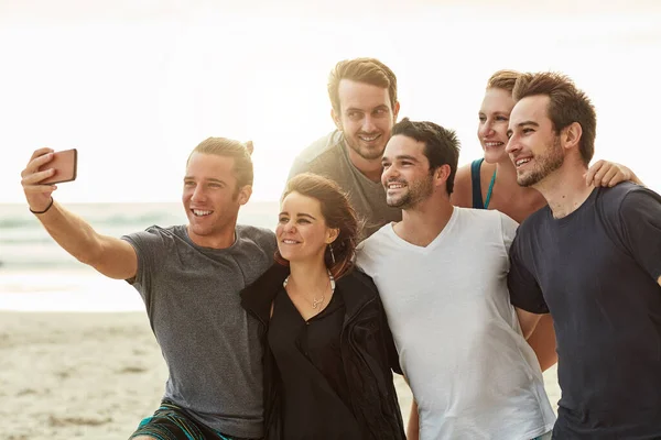 Det Alle Sammen Gruppe Lykkelige Unge Venner Som Poserer Selfie – stockfoto