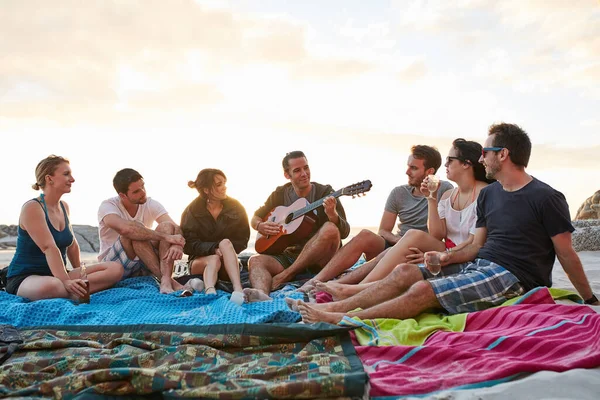 Odpočívá Pláži Svým Oblíbeným Publikem Skupina Šťastných Mladých Přátel Těší — Stock fotografie