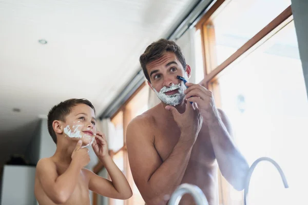 Querrás Apresurar Esta Parte Joven Guapo Enseñando Hijo Afeitarse Baño —  Fotos de Stock