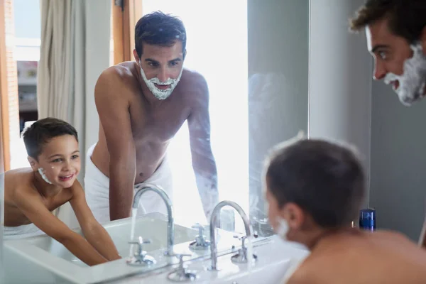 Can Try Handsome Young Man Teaching His Son How Shave — Stock Photo, Image