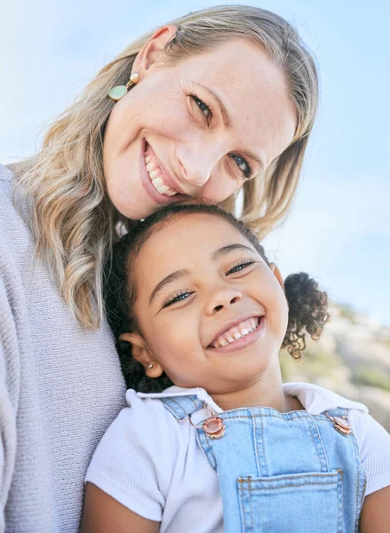 Adopcja Mama Dziewczyna Uśmiech Szczęśliwy Wiążący Się Razem Weekend Przerwy — Zdjęcie stockowe