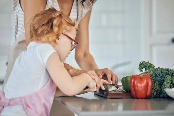 Μητέρα Διδασκαλία Παιδί Κοπή Λαχανικών Και Την Εκμάθηση Δεξιοτήτων Στο — Φωτογραφία Αρχείου