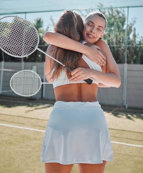 Mulheres Abraço Após Jogo Amigável Badminton Competição Judicial Parabéns Amigos — Fotografia de Stock
