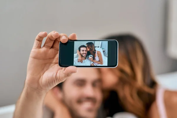 Selfies Ukázat Svou Lásku Milující Mladý Pár Brát Selfie Spolu — Stock fotografie
