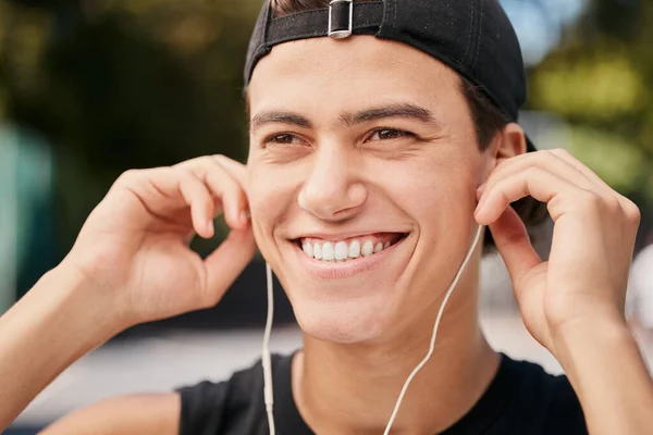 Fitness Ejercicio Hombre Escuchando Música Con Auriculares Parque Aire Libre —  Fotos de Stock