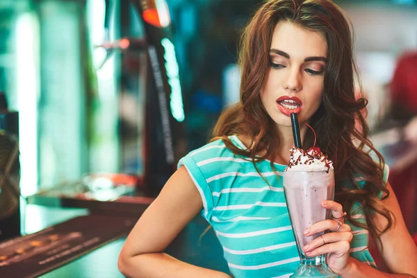 Sembrare Sexy Sorseggiare Milkshake Una Bella Giovane Donna Che Beve — Foto Stock