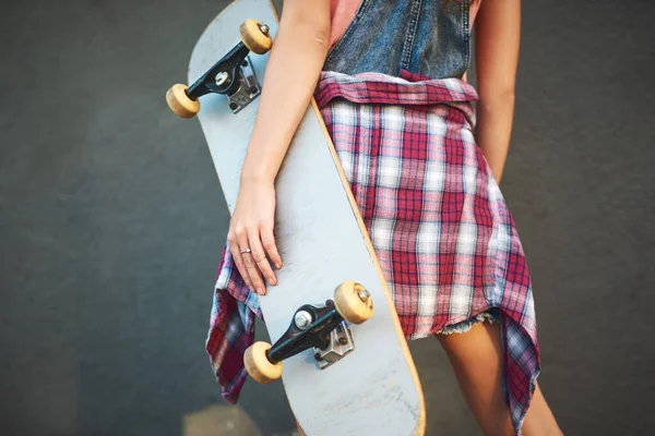 Skateboard Menjadi Bagian Dari Anda Seorang Wanita Yang Tidak Dikenal — Stok Foto
