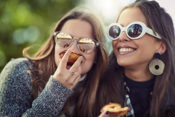 Tijd Voor Een Snack Twee Aantrekkelijke Jonge Vrouwen Eten Een — Stockfoto