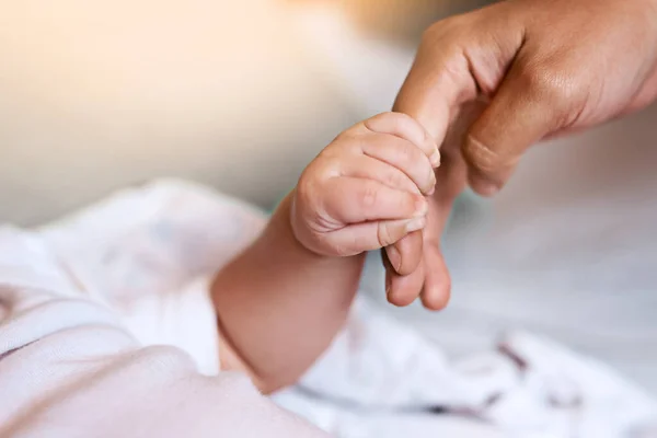 赤ん坊があなたの指を握るとき 貴重である 新生児の手を握っている母親は — ストック写真