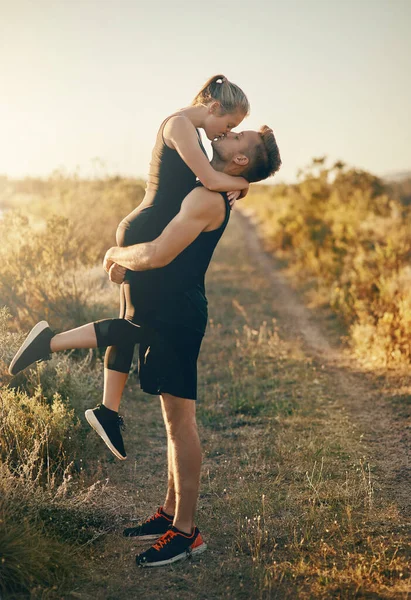 Les Baisers Élevés Sont Les Meilleurs Jeune Homme Embrassant Petite — Photo