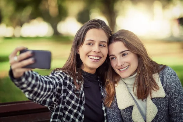 Sempre Tempo Para Uma Selfie Duas Mulheres Jovens Atraentes Que — Fotografia de Stock
