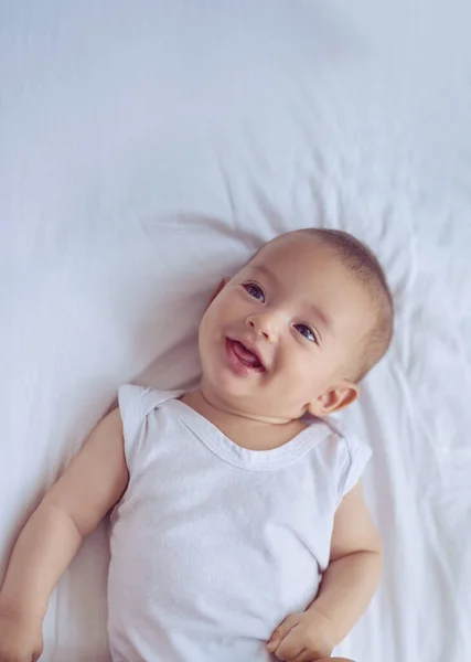 越小越可爱 拍到一个可爱的男婴躺在家里的床上 — 图库照片