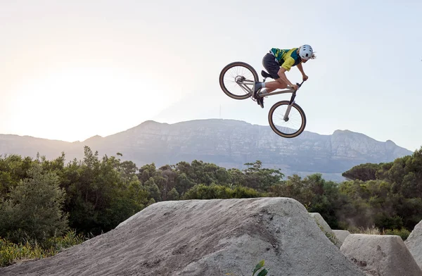 Гірський Велосипед Стрибок Людина Роблять Екстремальні Трюки Під Час Тренувань — стокове фото