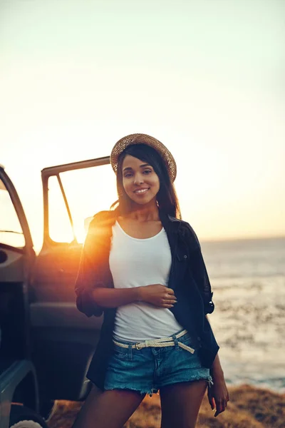 Bir Araba Yolculuğuna Bayılırım Rahatlatıcı Bir Yolculuğun Tadını Çıkaran Genç — Stok fotoğraf