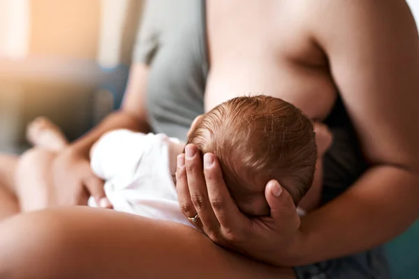 母乳と結合は手をつないで行きます High Angle Shot Young Mother Breastfeeding Her Newborn Baby — ストック写真