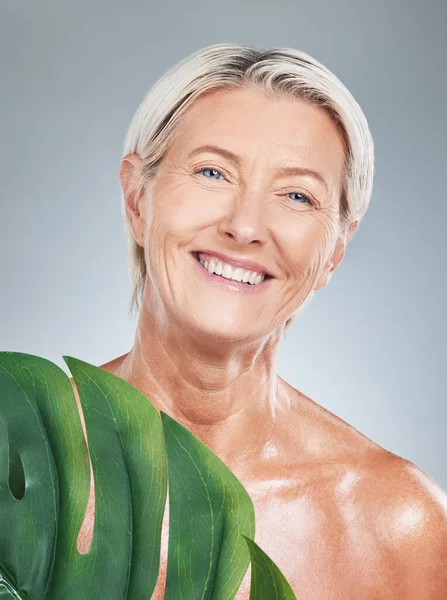 Mulher Sênior Envelhecimento Cuidados Com Pele Sai Com Felicidade Com — Fotografia de Stock
