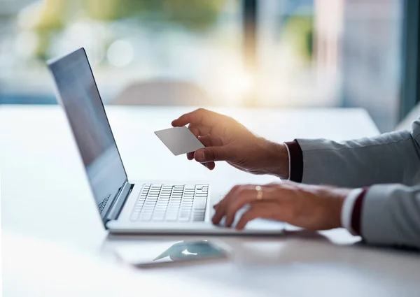Könnyen Áthelyezhető Egy Felismerhetetlen Üzletember Tartja Hitelkártyáját Miközben Laptopot Használ — Stock Fotó