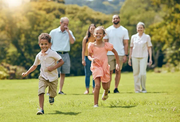 Τρέξιμο Ευτυχισμένο Και Καλοκαίρι Μεγάλη Οικογένεια Στο Πάρκο Για Την — Φωτογραφία Αρχείου