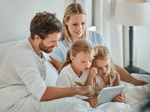 Ευτυχισμένη Οικογένεια Tablet Και Παιδιά Στην Κρεβατοκάμαρα Μαθαίνοντας Εκπαίδευση Μελέτη — Φωτογραφία Αρχείου