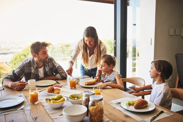 开始他们的一天在一起 一家人在家里一起吃早餐 — 图库照片
