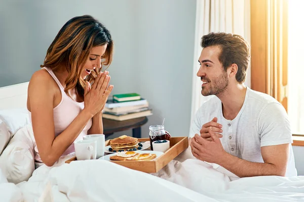 Best Surprise Ever Happy Young Couple Enjoying Breakfast Bed Together — Stock Photo, Image